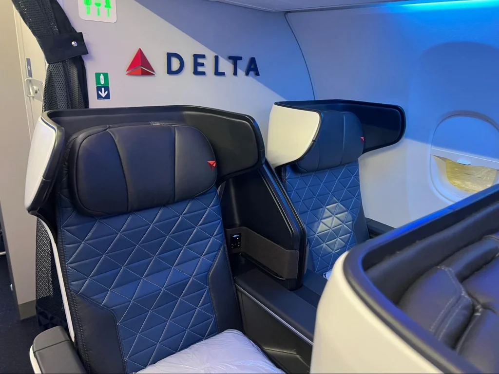The Premium Airport Experience: Why First Class Shouldn't End at the Jet Bridge 6 Premium Airport Experience for First Class Passengers