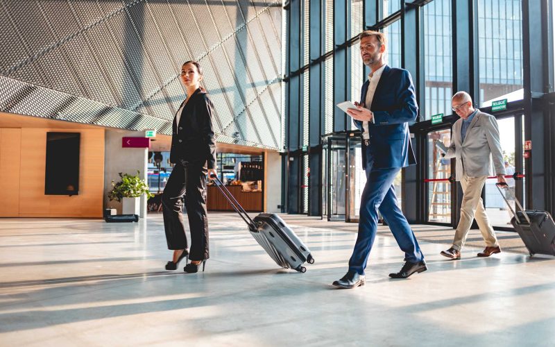 Des hommes d'affaires dans un hall d'aéroport