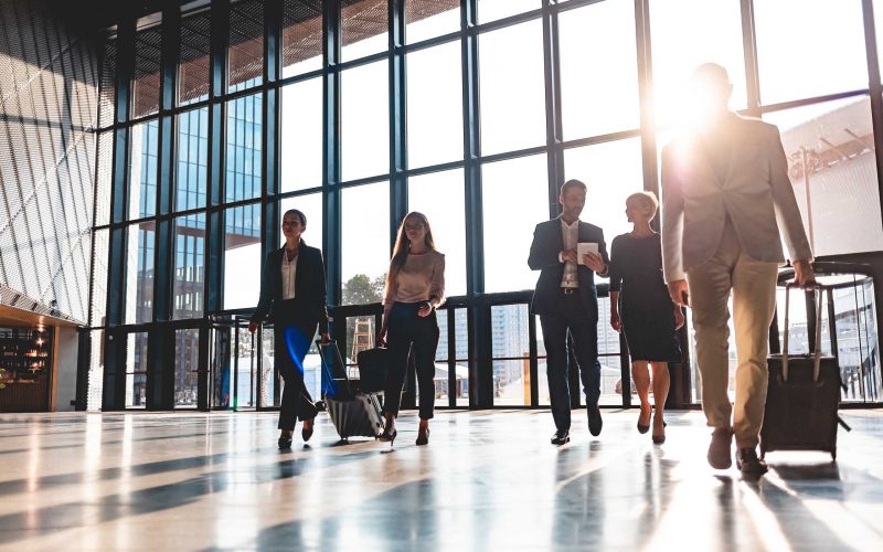 Un grupo de empresarios caminando por el vestíbulo del aeropuerto